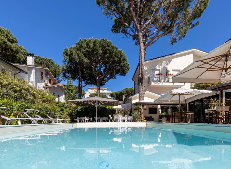 media.Slide-Piscina1HotelRistoranteLaTavernetta