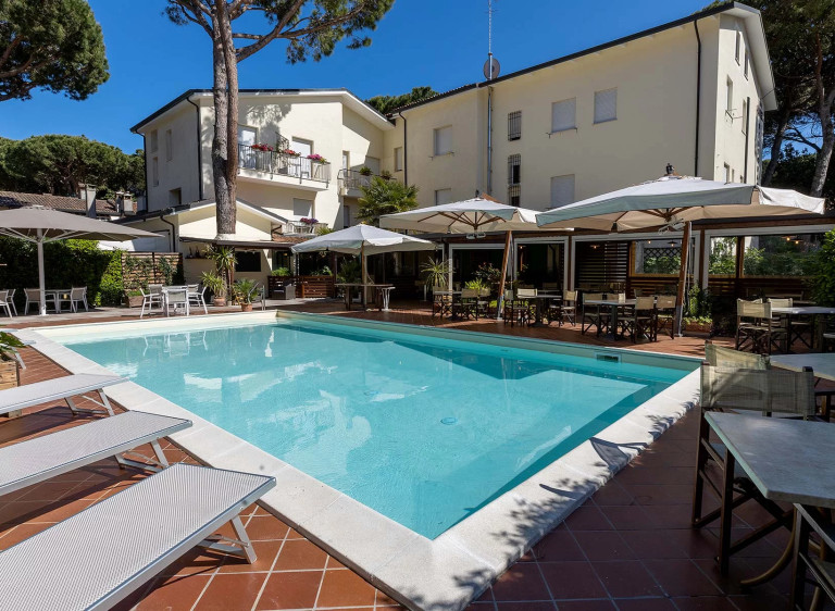 media.Slide-Piscina4HotelRistoranteLaTavernetta